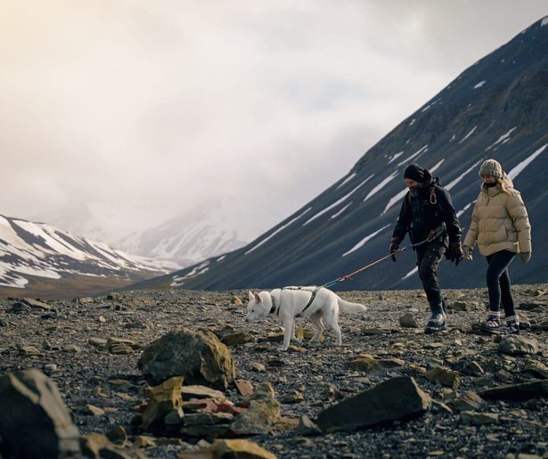 Dionne Stax helpt in Het Hoge Noorden een dagje mee op de huskyboerderij van Janke en Leo