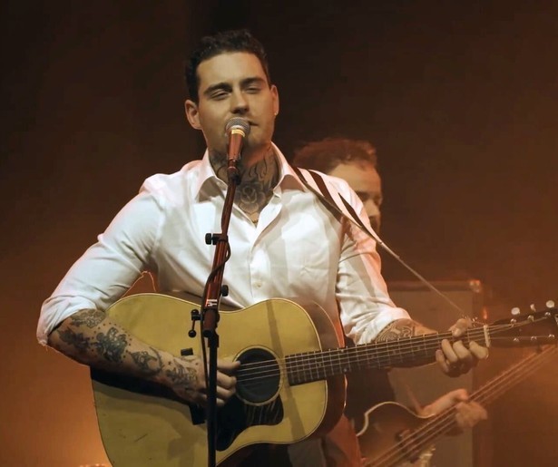 Douwe Bob doet een boekje open in zesdelige docuserie Het Jaar van Douwe Bob