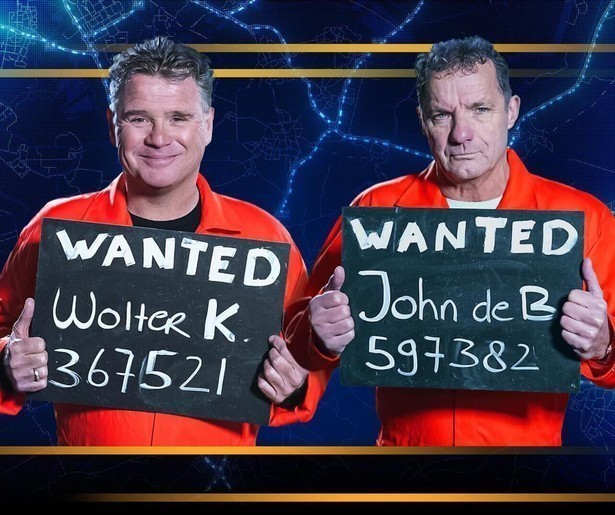 Wolter Kroes en John de Bever proberen uit handen te blijven van de mannen van Het Jachtseizoen