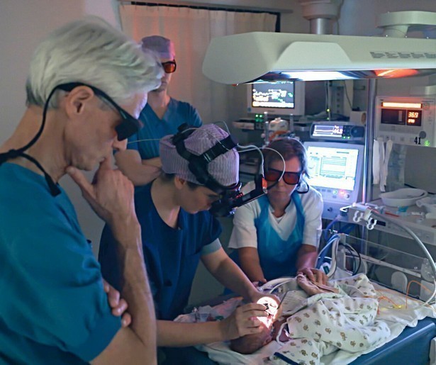 Baby Davy krijgt nogal het een en ander te verduren in Het Kinderziekenhuis