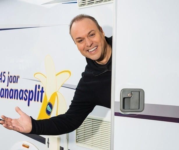 Frans Bauer ontvangt de in de maling genomen Kees Tol in Het Leukste van 45 Jaar Banansplit