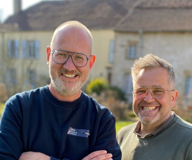 Alex en Rick durven het aan een oud Frans pand op te knappen in Het Roer Om