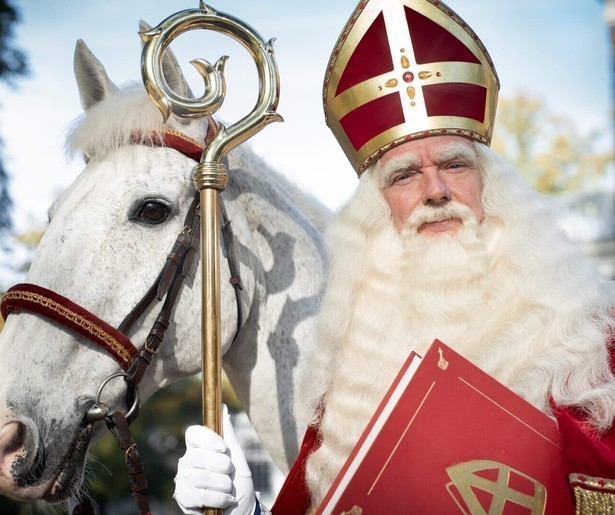 Sinterklaas en zijn Pieten sluiten dit seizoen van Het Sinterklaasjournaal in stijl af