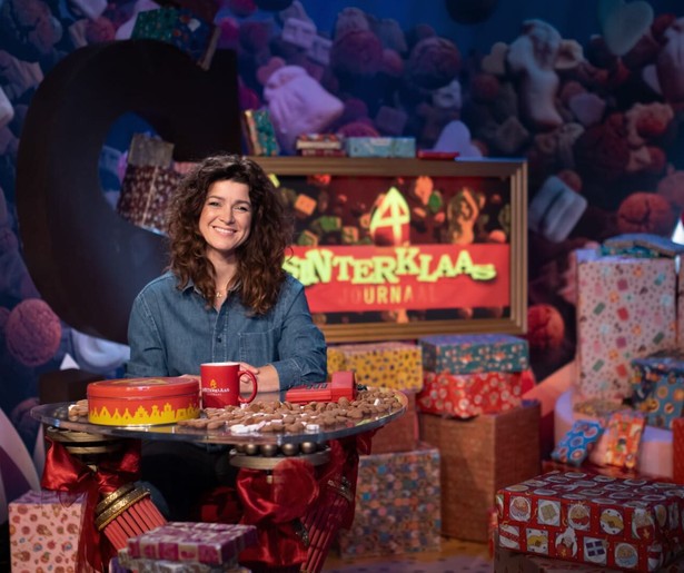 Merel Westrik belt met de Sint tijdens de start van Het Sinterklaasjournaal