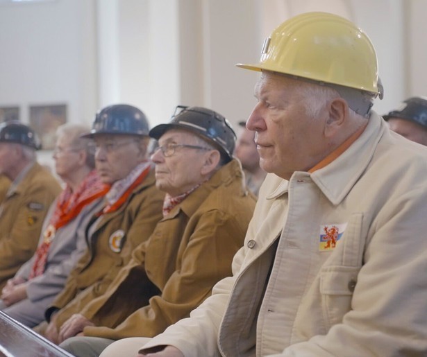 Winfried Baijens spreekt oud-mijnwerkers in een nieuwe aflevering van Het Stof Daalt