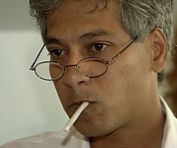 Een portret van de overleden schrijver, journalist en presentator Anil Ramdas