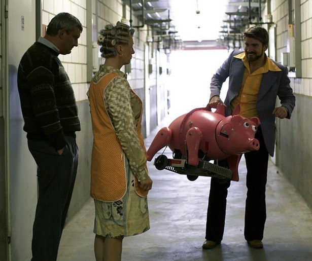 Kevin Janssens verkoopt een mechanisch varken in Het Varken van Madonna