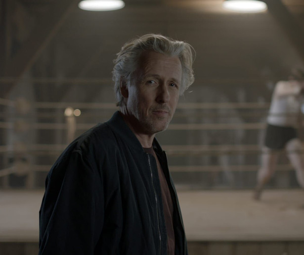 Daan Schuurmans loopt rond bij de Grebbeberg in Het Verhaal van Nederland - de Tweede Wereldoorlog