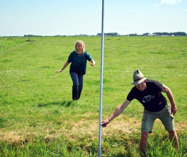 Huub Stapel en Nynke de Jong duiken in de geschiedenis van fierljeppen in Het Vuur van de Friezen