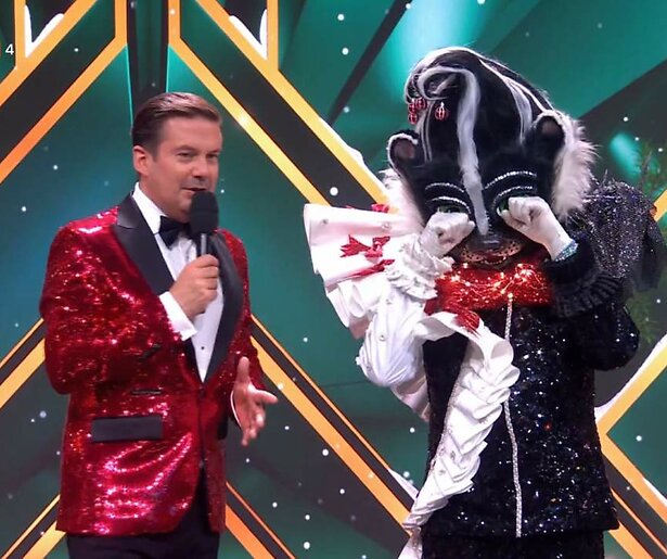 Wie gaat er schuil achter het pak van het Stinkdier in The Masked Singer 2023?