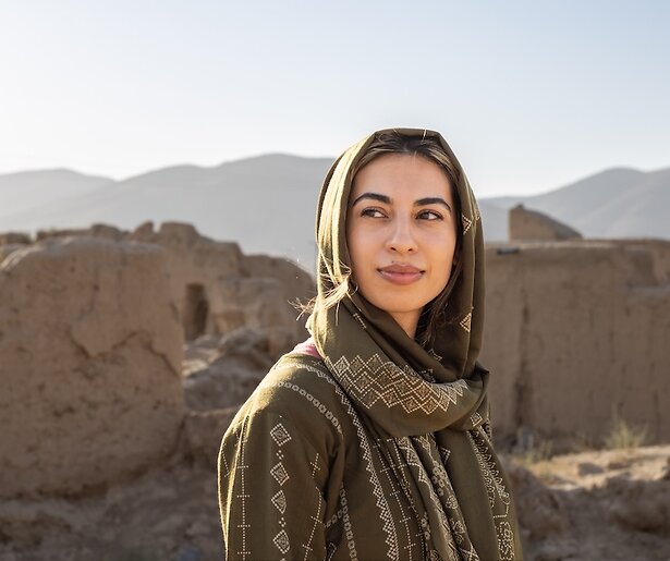 Hila Noorzai en regisseur Nicolette Bloemberg doen bij Pauw & De Wit hun verhaal over offline halen Hila voorbij de Taliban