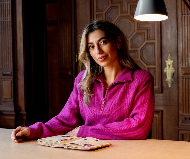 Hila Noorzai duikt in de geschriften van Anne Frank in nieuw AVROTROS-programma