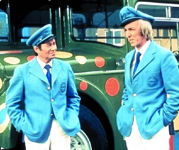 Een chaotische vakantie vol komische situaties in Holiday on the Buses