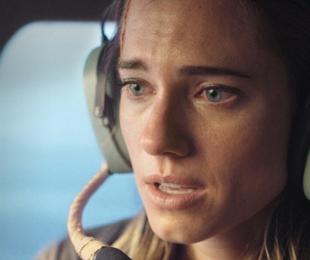 Allison Williams vliegt in Horizon Line een levensgevaarlijke storm in