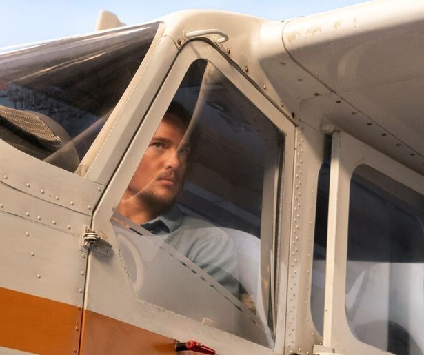 Allison Williams en Alexander Dreymon vliegen in Horizon Line een levensgevaarlijke storm in