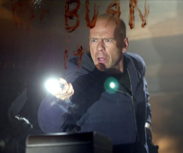 Bruce Willis doet er alles aan om zijn vrouw en dochter te redden in Hostage