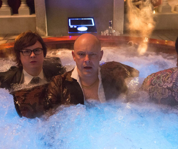 Craig Robinson en Clark Duke belanden per ongeluk in de toekomst in Hot Tub Time Machine 2