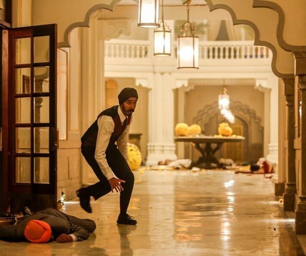 Dev Patel doet in Hotel Mumbai alles om zijn gasten te redden