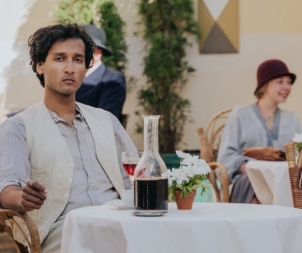 Buiten de deuren van Hotel Portofino heerst de onrust van het fascisme