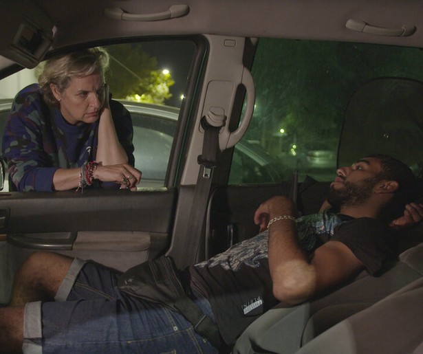 Margriet van der Linden praat met vluchtelingen in Ceuta