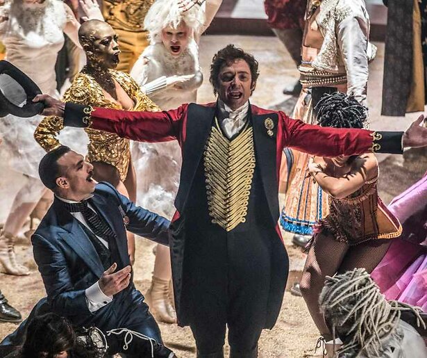 Hugh Jackman, Zendaya en Zac Efron halen alles uit de kast in The Greatest Showman