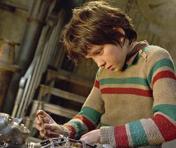 Asa Butterfield maakt een mysterieuze machine in Hugo