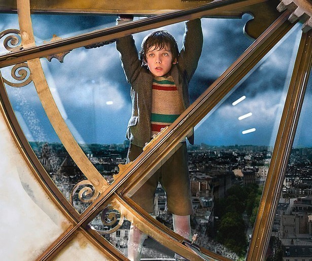 Hugo beleeft een magisch avontuur om de tijdmachine van zijn overleden vader aan de praat te krijgen