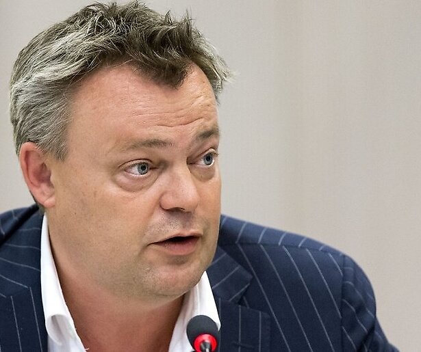 Bert Huisjes stopt als hoofdredacteur WNL