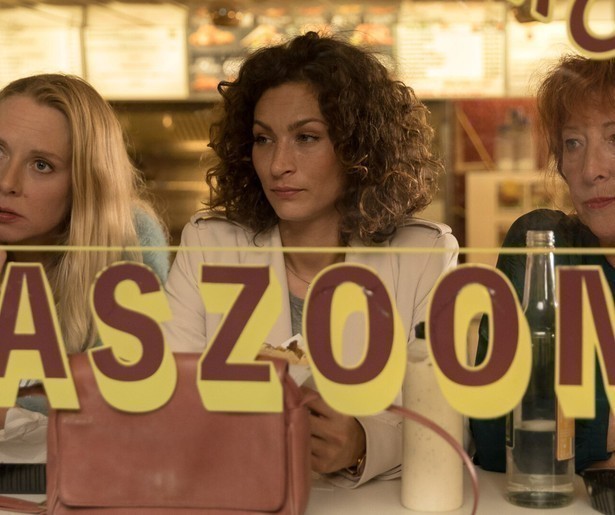 In dit vervolg op Huisvrouwen Bestaan Niet lopen de avonturen vrolijk door