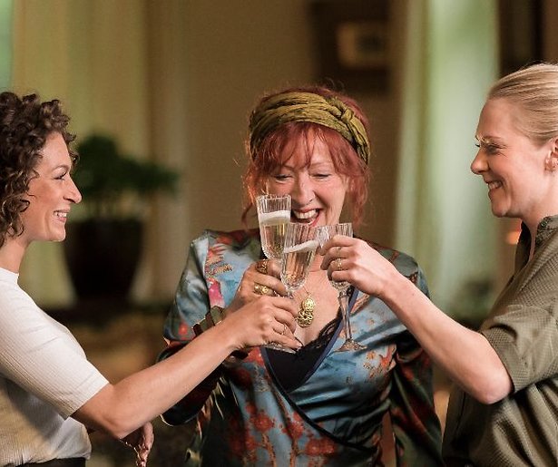 Een losbandige Loes Luca in Huisvrouwen Bestaan Niet