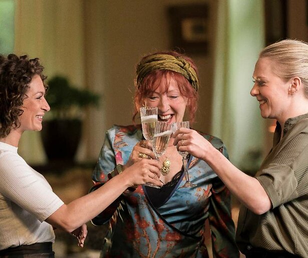 Jelka van Houten en haar chaotische leven in Huisvrouwen Bestaan Niet