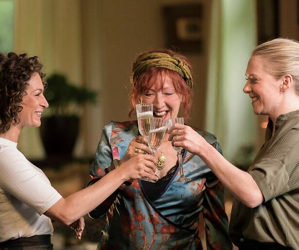 Jelka van Houten en Eva van de Wijdeven kunnen niet mét en zonder elkaar in Huisvrouwen Bestaan Niet