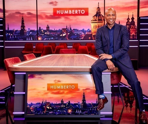 Humberto Tan bespreekt de actualiteiten met bijzondere tafelgasten