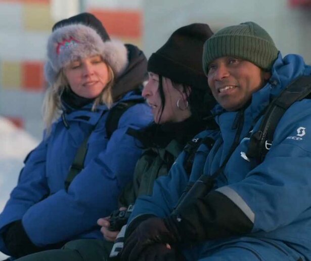 Humberto Tan reist met Raven van Dorst en Loes Haverkort af naar het ijskoude Spitsbergen in Gelukkig Hebben We de Foto's Nog!