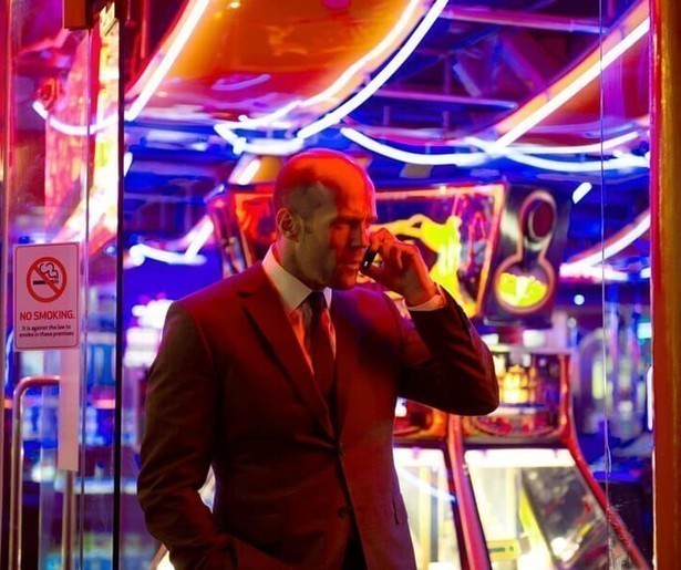 Jason Statham raakt betrokken bij allerlei schimmige zaakjes in Hummingbird