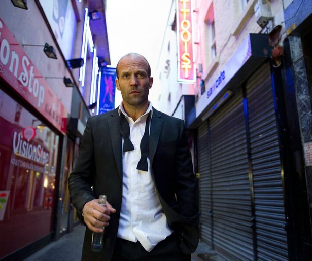 Jason Statham raakt betrokken bij allerlei schimmige zaakjes in Hummingbird