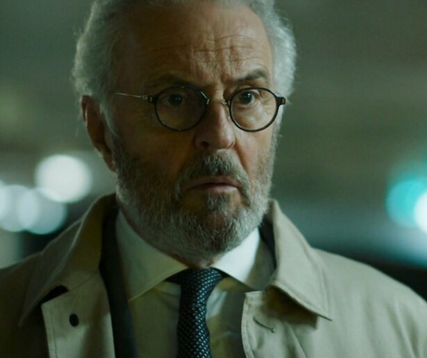 Huub Stapel werkt zich verder in de nesten in Flikken Rotterdam