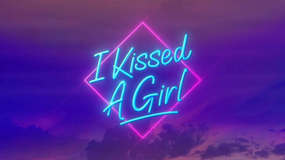 Afbeelding uit Britse versie I Kissed a Girl. Afbeelding uit Britse versie I Kissed a Girl.