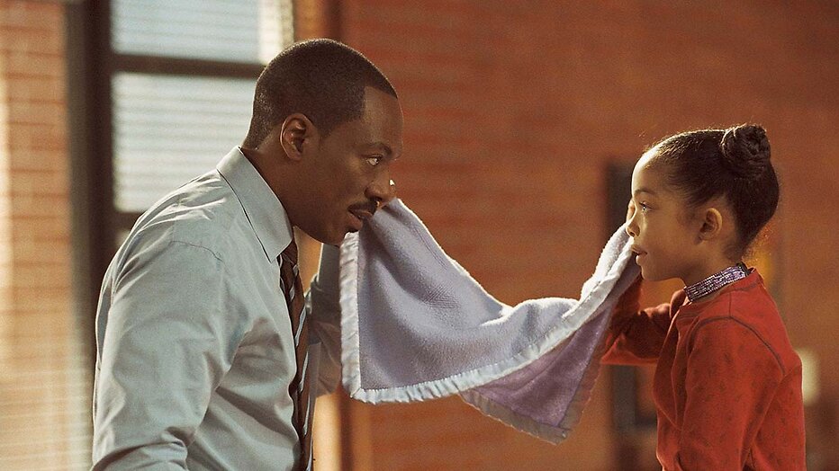 Eddie Murphy als Evan Danielson en Yara Shahidi als Olivia Danielson in Imagine That