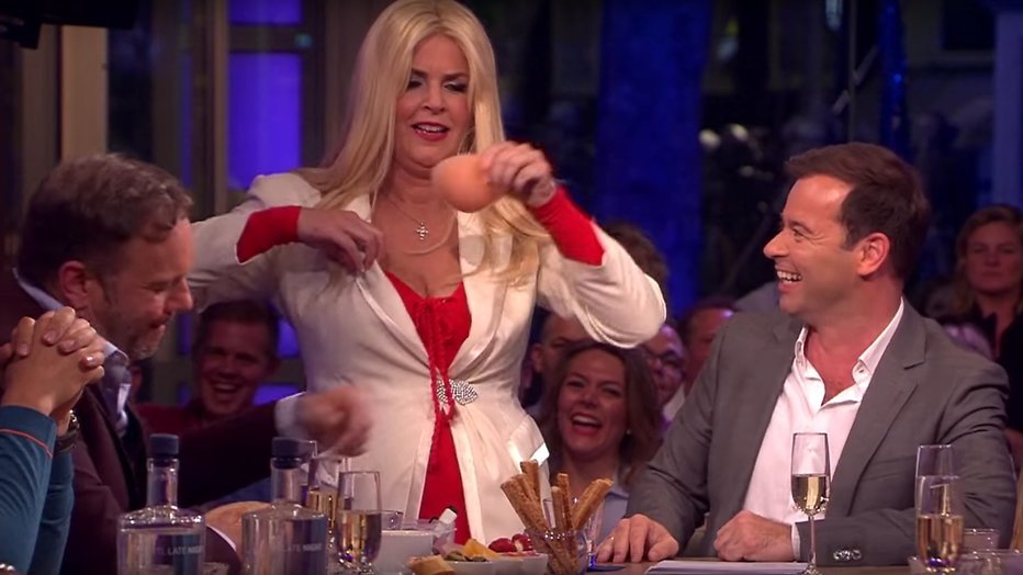 Videosnack: Irene Moors ontroert Carlo Boszhard als Kim Holland in RTL Late Night