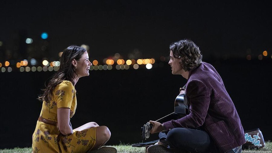 Brenton Thwaites en Lily Sullivan in I Met a Girl