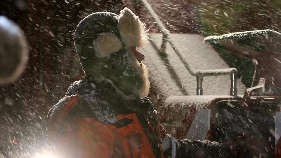 Chauffeurs in de problemen in Ice road rescue Chauffeurs in de problemen in Ice road rescue