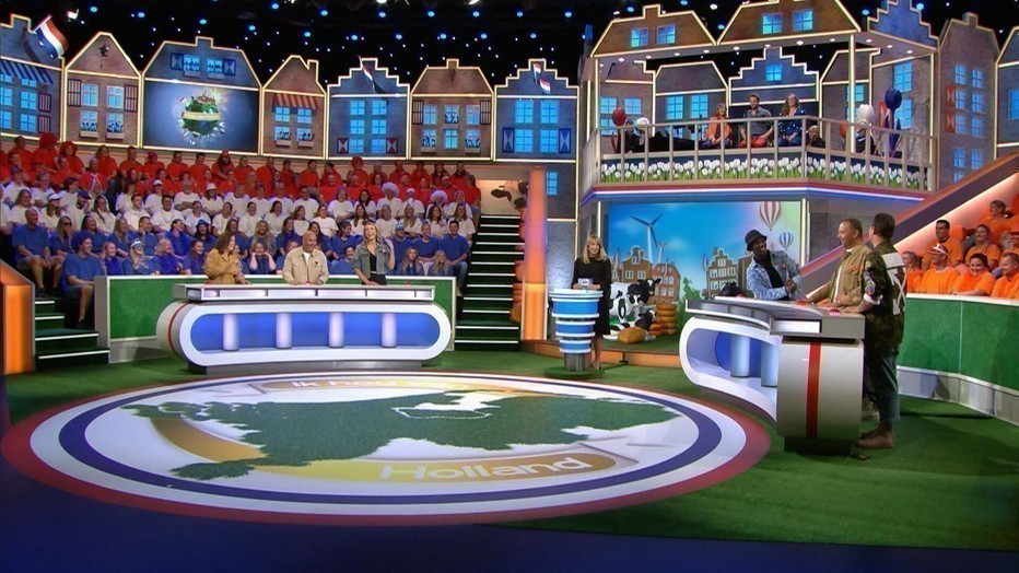 Claude samen met andere gasten in Ik Hou van Holland