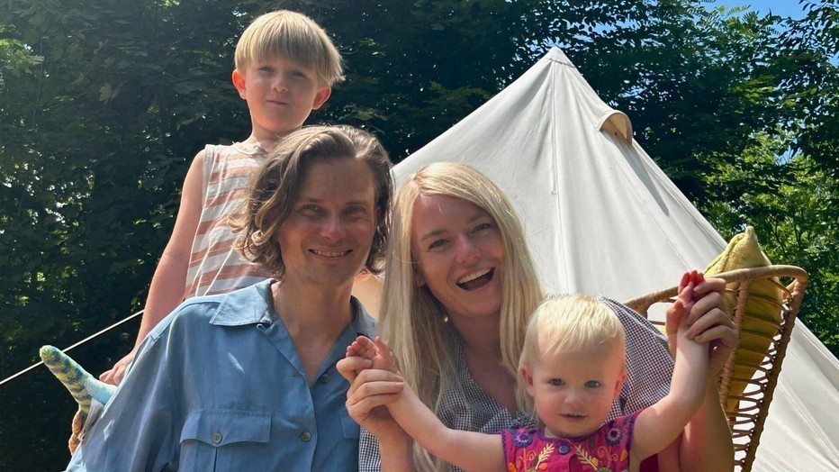 Karl en Marit en hun gezin voor de tent in Ik Vertrek