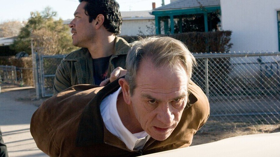 Jason Patric en Tommy Lee Jones in In the Valley of Elah