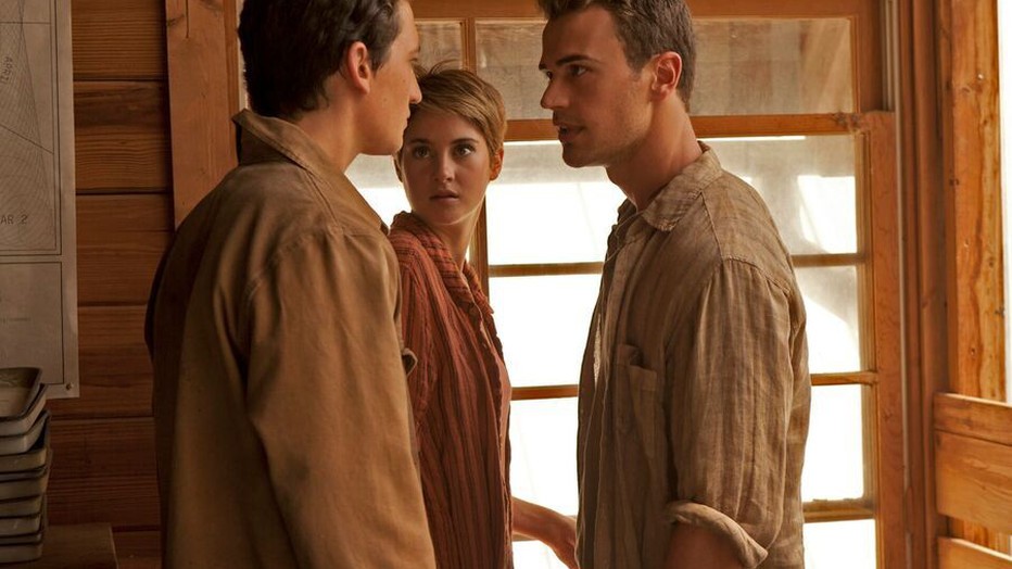 Miles Teller, Shailene Woodley en Theo James in Insurgent