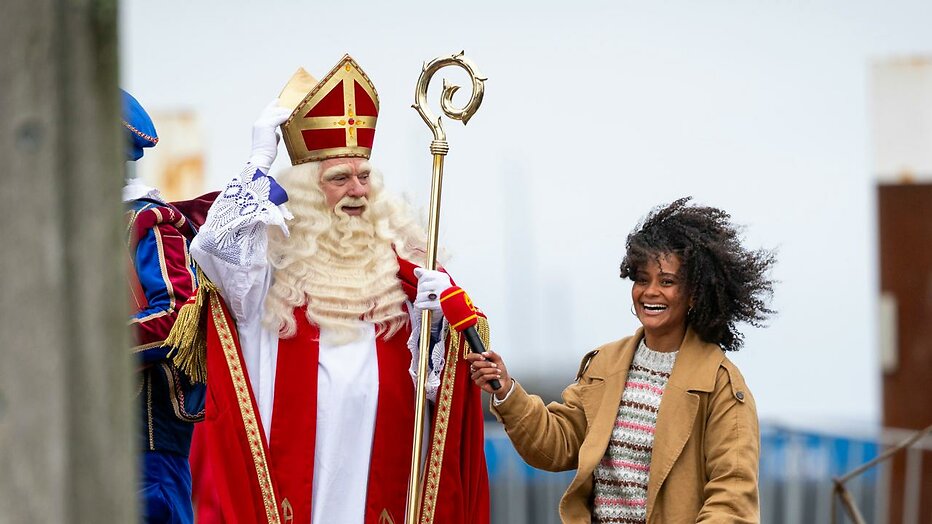 Sinterklaas met Sinterklaasjournaal-verslaggever Stephanie van Eer