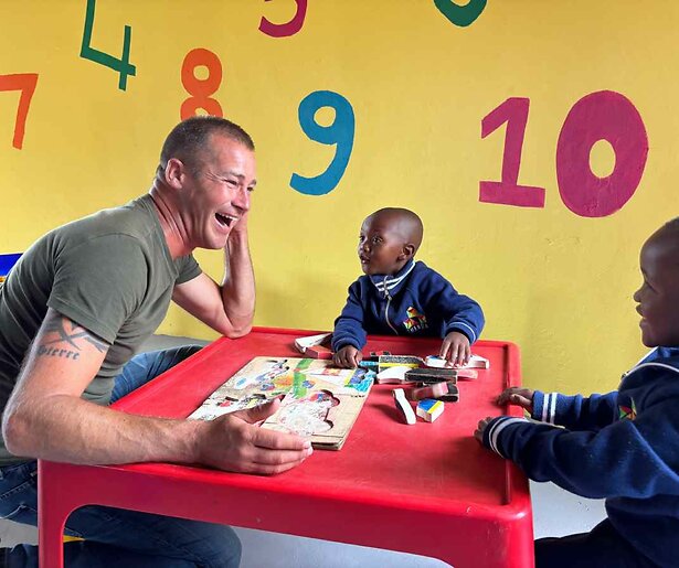 Ivo Putman helpt Kinderfonds MAMAS in De Grote Huisverbouwing