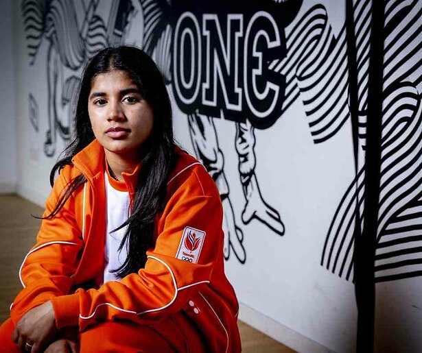 B-girl India strijdt om de medailles bij het breaken op de Olympische Spelen