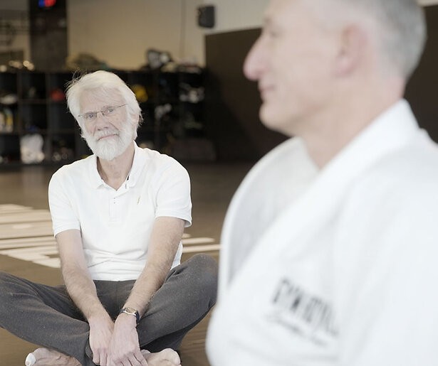 Erik Scherder onderzoekt het nut van optimisme in nieuwe tv-serie: 'Door een vrolijker bril naar het leven kijken'